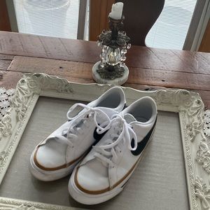 Boy’s Nike Court Gym Shoes. Size 4.5. In Excellent Condition.